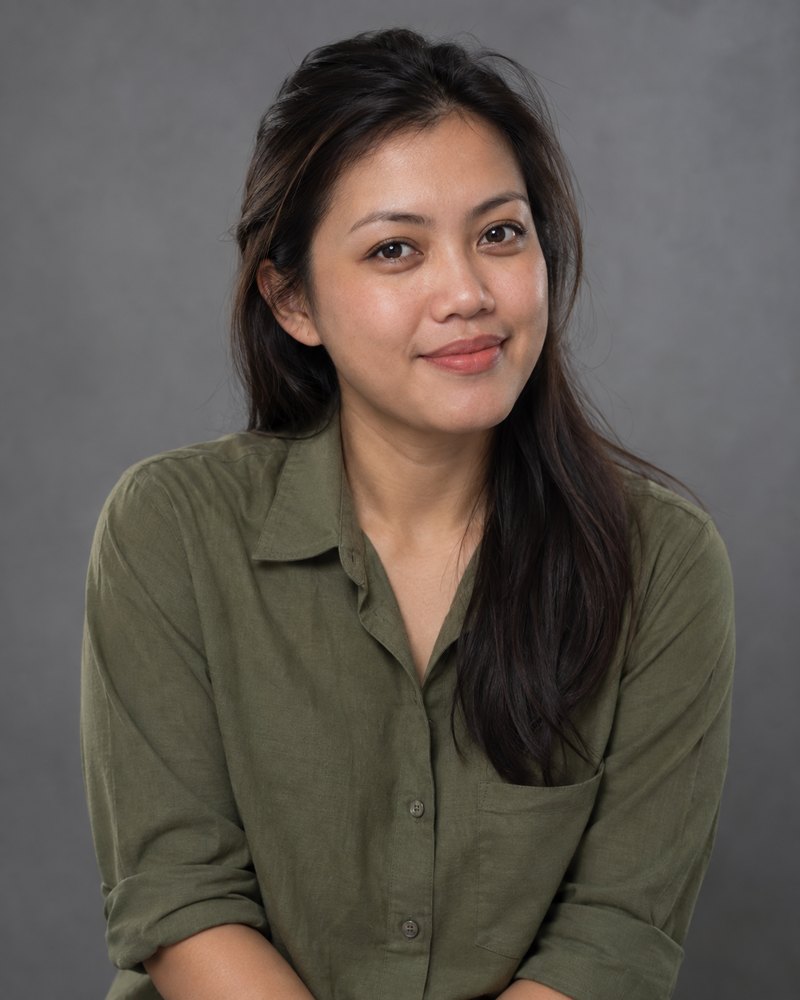 Suraya binti Osman, kemeja zaitun, tanpa logo